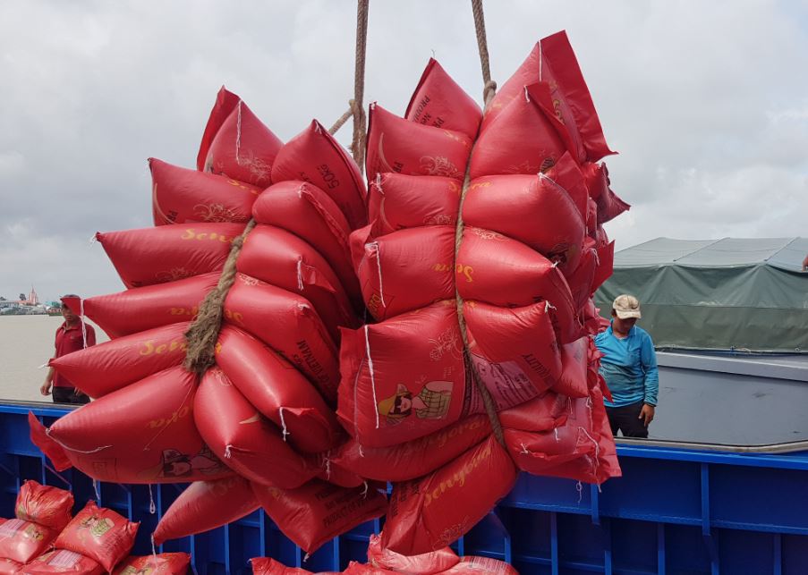 Công nhân cảng Mỹ Thới, TP Long Xuyên, An Giang đưa gạo lên tàu xuất khẩu 