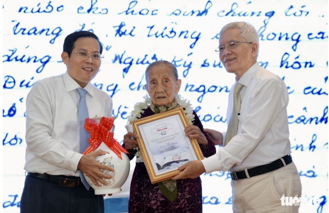 Cụ bà 96 tuổi đoạt giải nhất thi viết 'Người thầy kính yêu' Cụ bà 96 tuổi đoạt giải nhất thi viết 'Người thầy kính yêu'