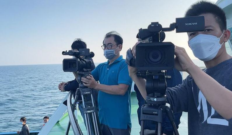 Đoàn làm phim tài liệu “Việt Nam - Tổ quốc nhìn từ biển”.