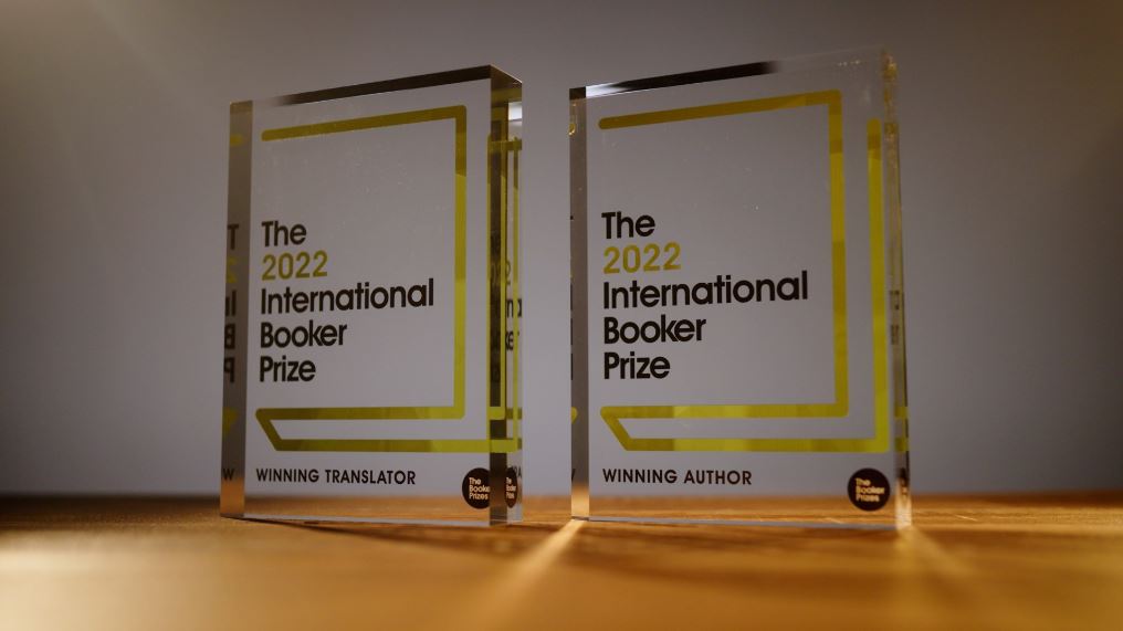 Giải Booker Quốc tế chia đều giải thưởng cho tác giả và dịch giả sách.