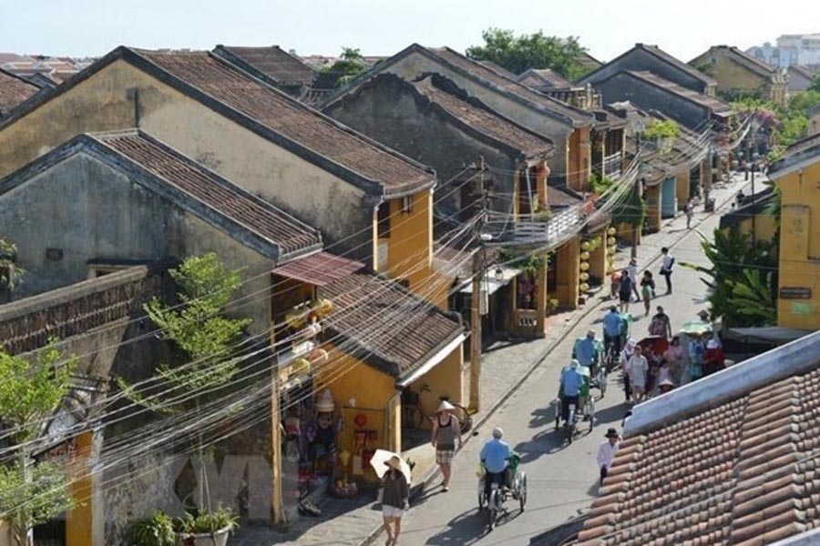 Khach du lich trong va ngoai nuoc tham quan pho co Hoi An min - Di sản Hội An - Bảo tàng về lịch sử, kiến trúc và cư dân đô thị
