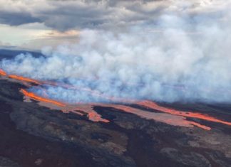 Khoảnh khắc siêu núi lửa Hawaii phun trào nhìn từ vệ tinh
