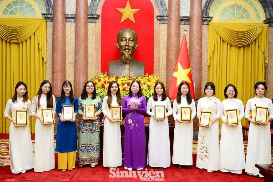 Những nữ sinh viên tiêu biểu trong lĩnh vực khoa học công nghệ nhận quà từ Phó Chủ tịch nước Võ Thị Ánh Xuân.