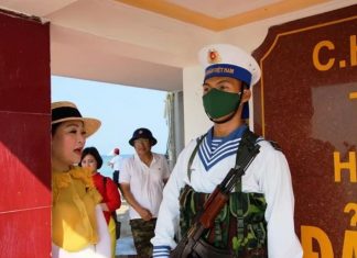 Hát giữa Trường Sa Hát giữa Trường Sa