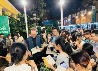 Nhà văn Marc Levy: “Văn chương giúp chúng ta vượt qua mọi rào cản ngôn ngữ” Nhà văn Marc Levy: “Văn chương giúp chúng ta vượt qua mọi rào cản ngôn ngữ”