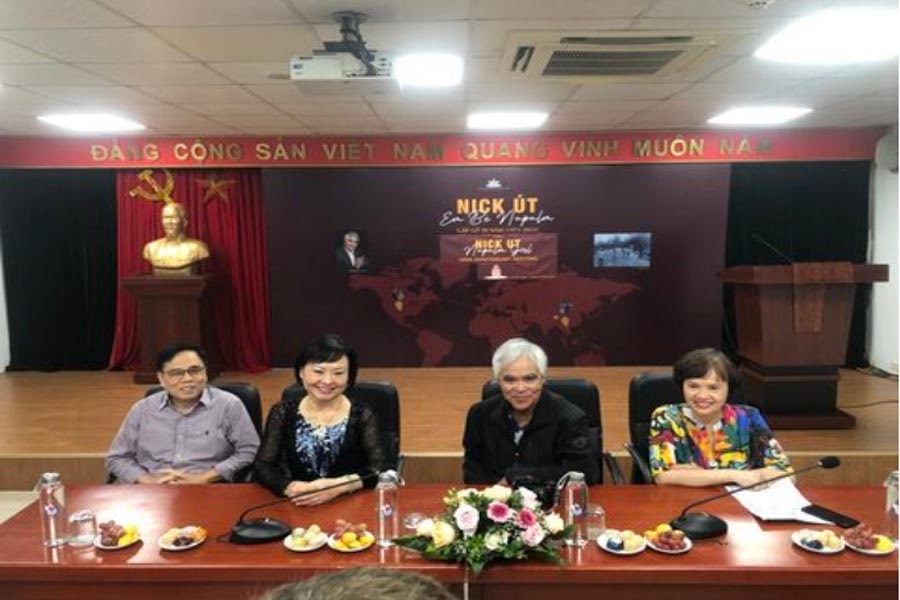 Nhiếp ảnh gia Nick Út và bà Phan Thị Kim Phúc (giữa) tại buổi gặp gỡ báo chí.