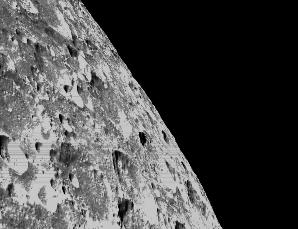 Nhung vet loi lom tren be mat cua Mat Trang con duoc goi la lo Mat Trang hay ho Mat Trang min - Cận cảnh bề mặt "lồi lõm" của Mặt Trăng được chụp bởi tàu vũ trụ Orion