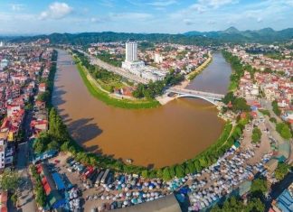 Phát triển đô thị ở tỉnh biên giới Lạng Sơn Lạng Sơn là tỉnh miền núi, biên giới, thuộc vùng Trung du và miền núi Bắc Bộ của Việt Nam, nằm ở vị trí có các tuyến đường Quốc lộ 1A, 1B, 4A, 4B, 31, 3B, 279 và tuyến đường sắt liên vận quốc tế Hà Nội - Đồng Đăng - Bằng Tường - Bắc Kinh đi qua, là trung tâm kết nối quan trọng của vùng, cả nước và điểm trung chuyển quan trọng của khu vực; nằm trên tuyến hành lang kinh tế Nam Ninh (Trung Quốc) - Hà Nội - Hải Phòng - Quảng Ninh. Tỉnh có 231,74km đường biên giới quốc gia (Việt Nam - Trung Quốc), có hệ thống cửa khẩu trên bộ quan trọng nhất của cả nước trong kết nối, thông thương với nước bạn Trung Quốc với 02 cửa khẩu quốc tế (cửa khẩu đường bộ Hữu Nghị và cửa khẩu ga đường sắt Đồng Đăng), 01 cửa khẩu song phương (Chi Ma) và 09 cửa khẩu phụ/lối mở.