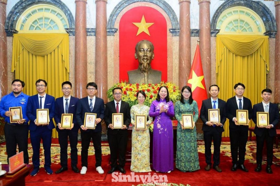 Phó Chủ tịch nước Võ Thị Ánh Xuân gặp mặt 30 tài năng trẻ nhận Giải thưởng KHCN