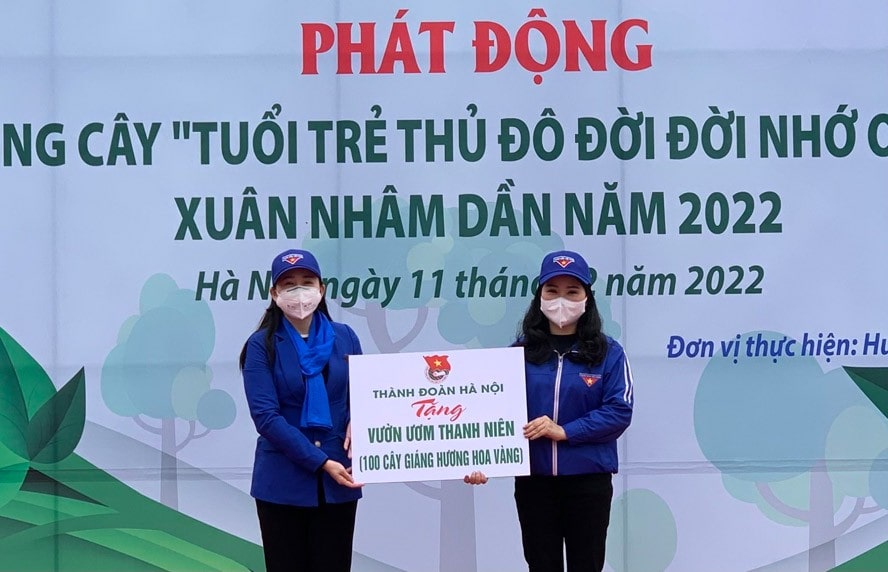 Tại đền Hai Bà Trưng, UVBTV Trung ương Đoàn, Thành ủy viên, Bí thư Thành đoàn Hà Nội Chu Hồng Minh trao tặng công trình vườn ươm thanh niên cho Huyện đoàn Mê Linh
