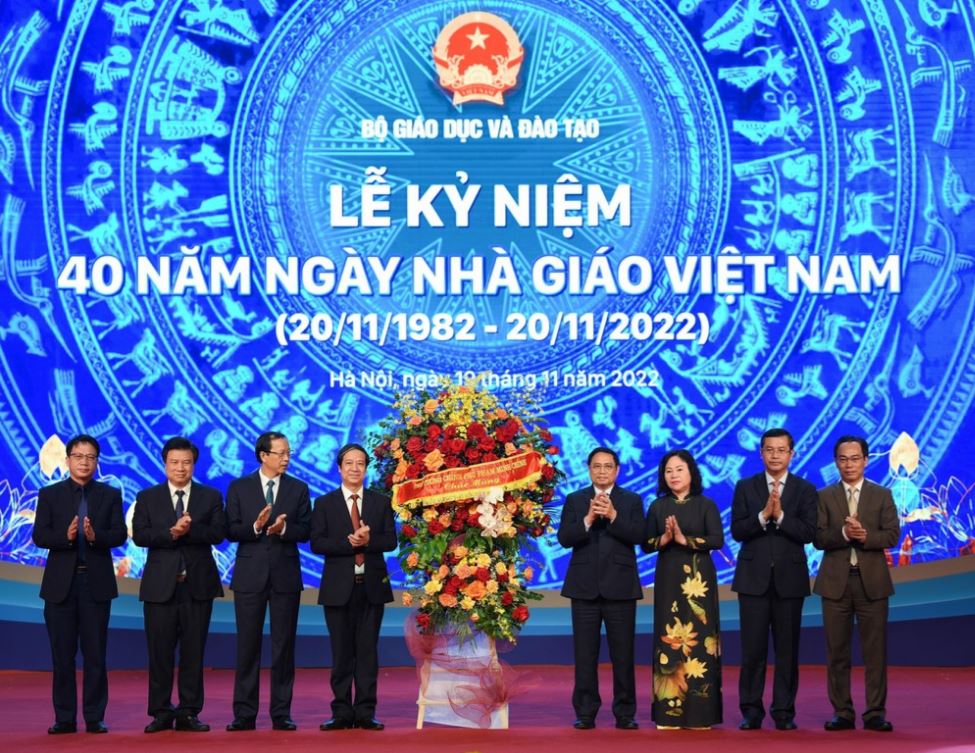 Thu tuong Pham Minh Chinh tang hoa chuc mung 40 nam Ngay Nha giao Viet Nam min - Thủ tướng Phạm Minh Chính: 'Thầy, cô như người cha, người mẹ thứ hai của học sinh'