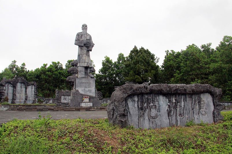 Tượng đài Đại danh y Hải Thượng Lãn Ông Lê Hữu Trác tại xã Sơn Trung, huyện Hương Sơn, tỉnh Hà Tĩnh.