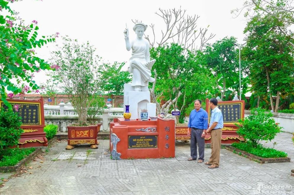 Tuong nu si Ho Xuan Huong trong khuon vien Nha tho ho Ho min - Lan tỏa mạnh mẽ giá trị di sản Hồ Xuân Hương trên quê hương Nghệ An