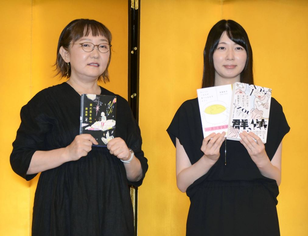 Giải Naoki và giải Akutagawa thường được nhắc cùng nhau không thể tách rời. Nếu giải Naoki trao cho tác phẩm văn học đại chúng của một tác giả mới, tác giả trẻ hoặc đang lên thì giải Akutagawa trao cho tác phẩm văn học được xuất bản trên báo hoặc tạp chí của của một tác giả mới hoặc đang lên.