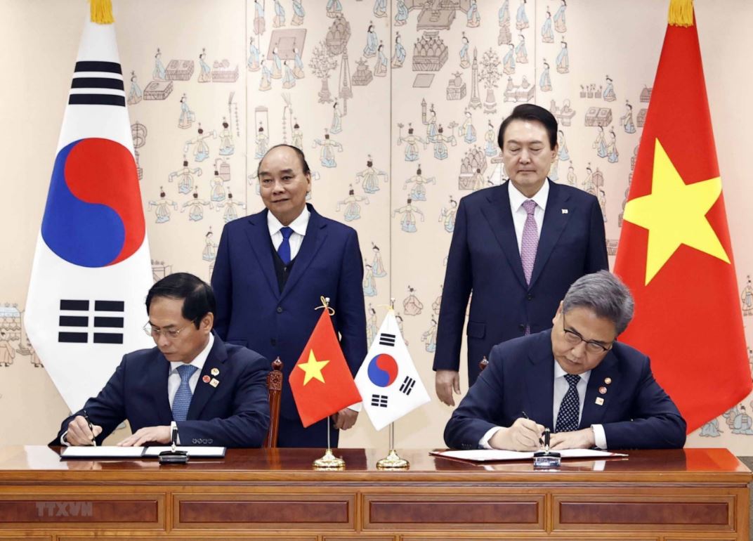 Chủ tịch nước Nguyễn Xuân Phúc và Tổng thống Hàn Quốc Yoon Suk-yeol chứng kiến lễ ký Biên bản ghi nhớ về việc thúc đẩy hợp tác trên cơ sở “Đối tác hợp tác chiến lược toàn diện” giữa Bộ Ngoại giao hai nước. 