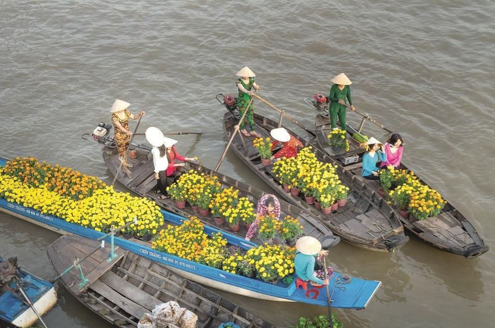 Chợ nổi gắn liền sự phát triển giao thông đường thủy ở Nam Bộ, nhất là ghe thương hồ buôn bán với phương thức “mua tận gốc bán tận ngọn.