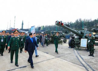 Thủ tướng Phạm Minh Chính, Bộ trưởng Bộ Quốc phòng Phan Văn Giang cùng các đại biểu tham quan triển lãm.