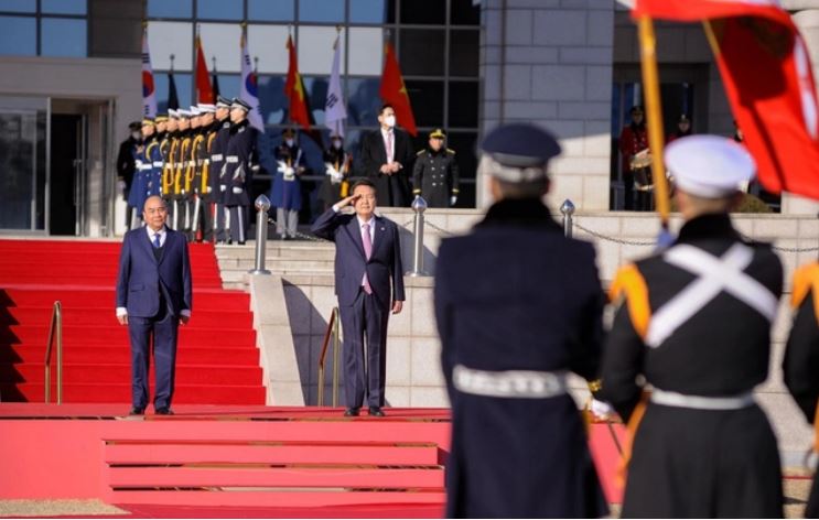 Chiều 5/12, tại Văn phòng Tổng thống Hàn Quốc, Tổng thống Yoon Suk Yeol chủ trì lễ đón trọng thể Chủ tịch nước Nguyễn Xuân Phúc theo nghi thức cao nhất.