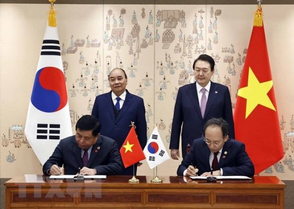 Chủ tịch nước Nguyễn Xuân Phúc và Tổng thống Hàn Quốc Yoon Suk-yeol chứng kiến lễ ký Khung chương trình hợp tác về tài chính giữa Bộ Kế hoạch và Đầu tư với Bộ Kế hoạch và Tài chính Hàn Quốc. (Ảnh: Thống Nhất/TTXVN)