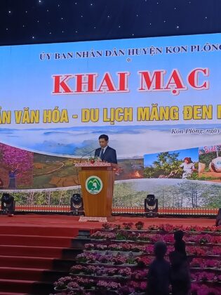&Ocirc;ng Đặng Quang H&agrave;- Chủ tịch UBND huyện Kon Pl&ocirc;ng ph&aacute;t biểu tại lễ khai mạc Tuần Văn h&oacute;a - Du lịch Măng Đen năm 2022 với chủ đề &ldquo;Hoa Anh đ&agrave;o giữa đại ng&agrave;n Măng Đen&rdquo; tối ng&agrave;y 26/12