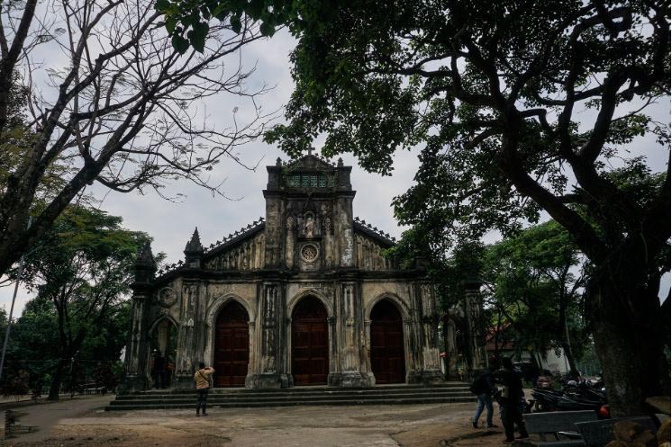 nhà thờ Tùng Sơn được xây dựng theo kiến trúc Gothic của Pháp nhà thờ Tùng Sơn được xây dựng theo kiến trúc Gothic của Pháp