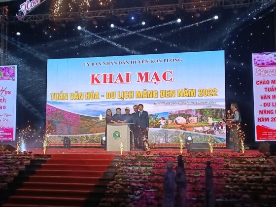 L&atilde;nh đạo tỉnh Kon Tum bấm n&uacute;t khai mạc Tuần Văn ho&aacute;- Du lịch Măng Đen 2022