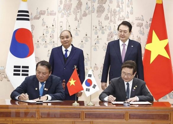 Chủ tịch nước Nguyễn Xuân Phúc và Tổng thống Hàn Quốc Yoon Suk-yeol chứng kiến lễ ký Biên bản ghi nhớ về hợp tác văn hóa giai đoạn 2023 đến 2025 giữa Bộ Văn hóa Thể thao và Du lịch hai nước. (Ảnh: Thống Nhất/TTXVN)