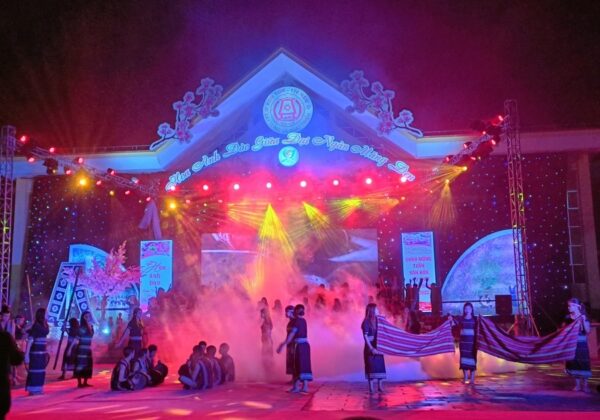 Đ&ecirc;m khai mạc Tuần Văn ho&aacute; - Du lịch Măng Đen 2002 với chủ đề "Hoa Anh đ&agrave;o giữa đại ng&agrave;n Măng Đen" diễn ra hấp dẫn với c&aacute;c tiết mục văn nghệ đặc sắc mang đậm bản sắc đồng b&agrave;o d&acirc;n tộc T&acirc;y Nguy&ecirc;n