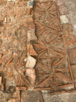 Gạch xếp h&igrave;nh hoa chanh tại di t&iacute;ch phủ đệ An Sinh (Ảnh: Hội Khảo cổ học Việt Nam).