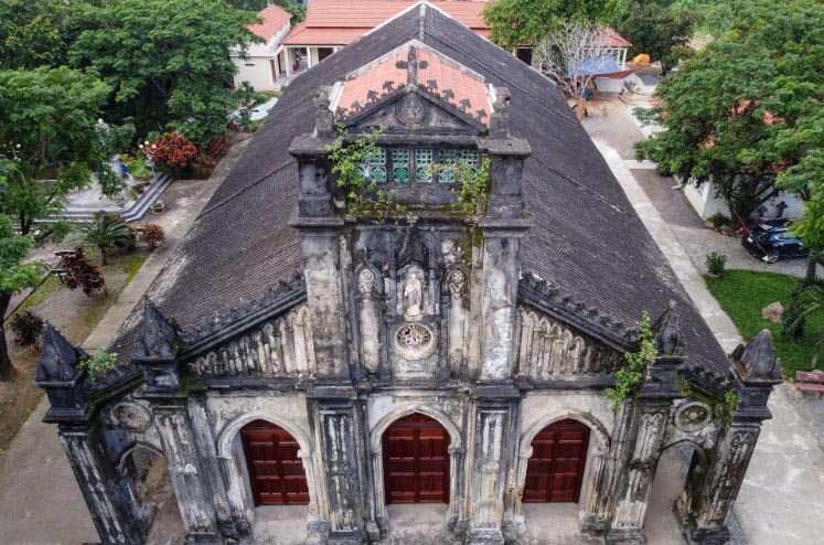 Nhà thờ có 3 cánh cổng lớn hình vòm chóp nhọn, có tháp chuông nằm ngay trên hệ cổng. Các ô thông gió cũng mang họa tiết hoa hồng đặc trưng và nhuốm màu thời gian, cổ kính. Nhà thờ có 3 cánh cổng lớn hình vòm chóp nhọn, có tháp chuông nằm ngay trên hệ cổng. Các ô thông gió cũng mang họa tiết hoa hồng đặc trưng và nhuốm màu thời gian, cổ kính.