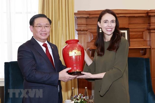 Chủ tịch Quốc hội Vương Đình Huệ và Thủ tướng New Zealand Jacinda Ardern trao đổi tặng phẩm lưu niệm. (Ảnh: Doãn Tấn/TTXVN)