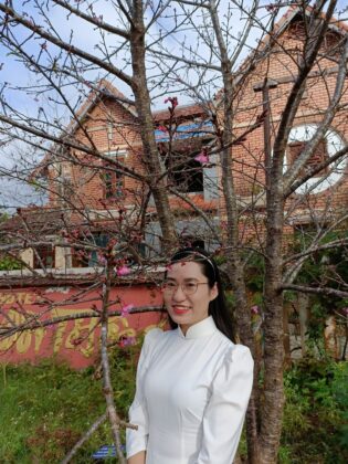 Thiếu nữ với Hoa Anh đ&agrave;o
