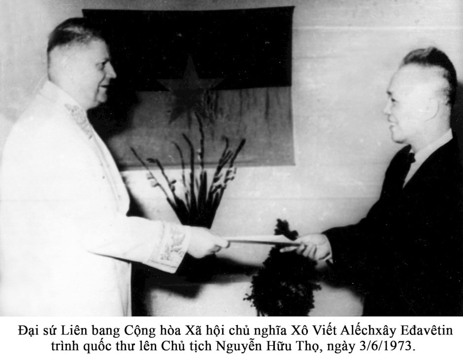 Đại sứ Liên bang Cộng hòa Xã hội chủ nghĩa Xô Viết Alếchxây Eđavêtin trình quốc thư lên Chủ tịch Nguyễn Hữu Thọ, ngày 3/6/1973. 