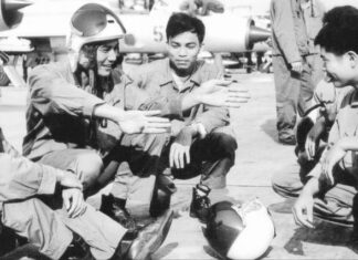 Anh hùng lực lượng vũ trang nhân dân Nguyễn Đức Soát (thứ hai từ trái sang) trao đổi kinh nghiệm chiến đấu với đồng đội.
