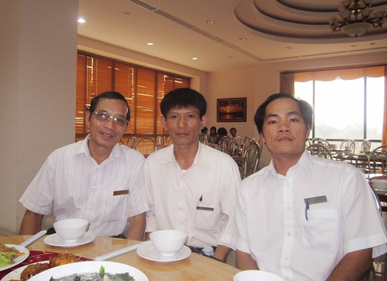 Ảnh(từ trái qua phải): Nhà thơ Bằng Việt, Nhà thơ Đỗ Thượng Thế và Nhà thơ Lê Hưng Tiến