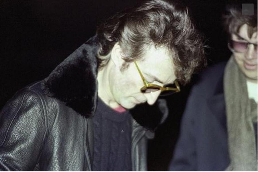 Bức ảnh John Lennon ký tặng sát nhân Chapman trước khi bị chính hắn ta ám sát bằng 4 phát súng. Bức ảnh này được gọi là “bức ảnh rùng rợn nhất mọi thời đại“.