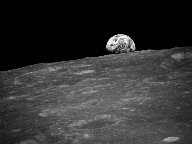 Bức ảnh trắng đen được Borman chụp ngay trước khi Anders ghi lại "Earthrise".