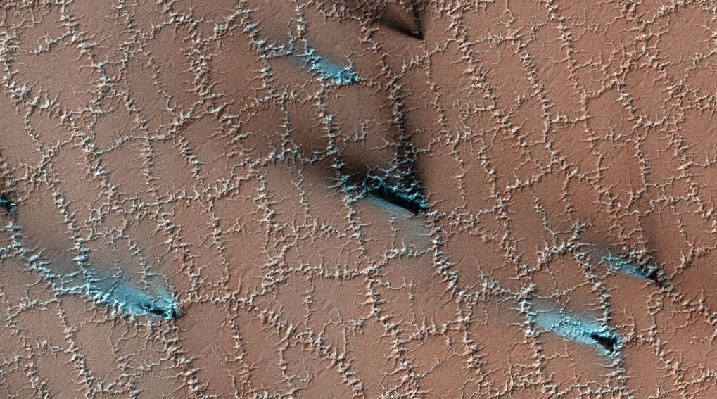 Các phân tử băng khô liên kết ở dạng 4 cạnh đối xứng.