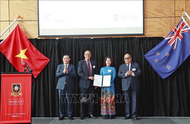 Chủ tịch Quốc hội Vương Đình Huệ chứng kiến lễ trao đổi Biên bản ghi nhớ giữa các trường đại học của New Zealand và Việt Nam.