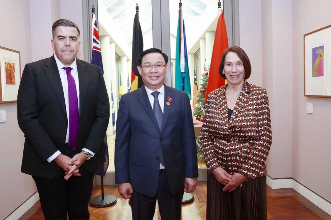Chủ tịch Quốc hội Vương Đình Huệ chụp ảnh chung với Chủ tịch Thượng viện Australia Sue Lines và Chủ tịch Hạ viện Australia Milton Dick.