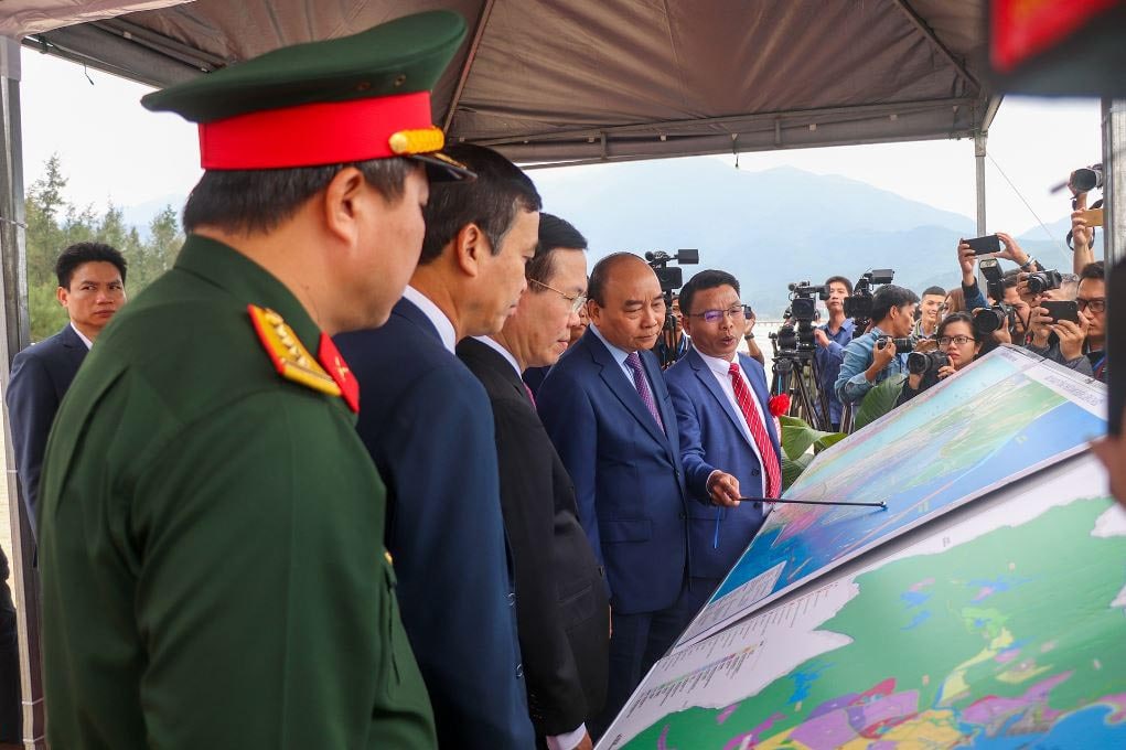 Chủ tịch nước Nguyễn Xuân Phúc và Thường trực Ban Bí thư Võ Văn Thưởng khảo sát khu vực dự án.