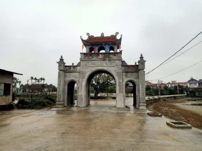 Cổng làng (Phú Xuyên) – Làng đang bị bê tông hoá, do thiếu yếu tố cây xanh (lũy tre cạnh cổng, bờ cỏ hai bên đường)