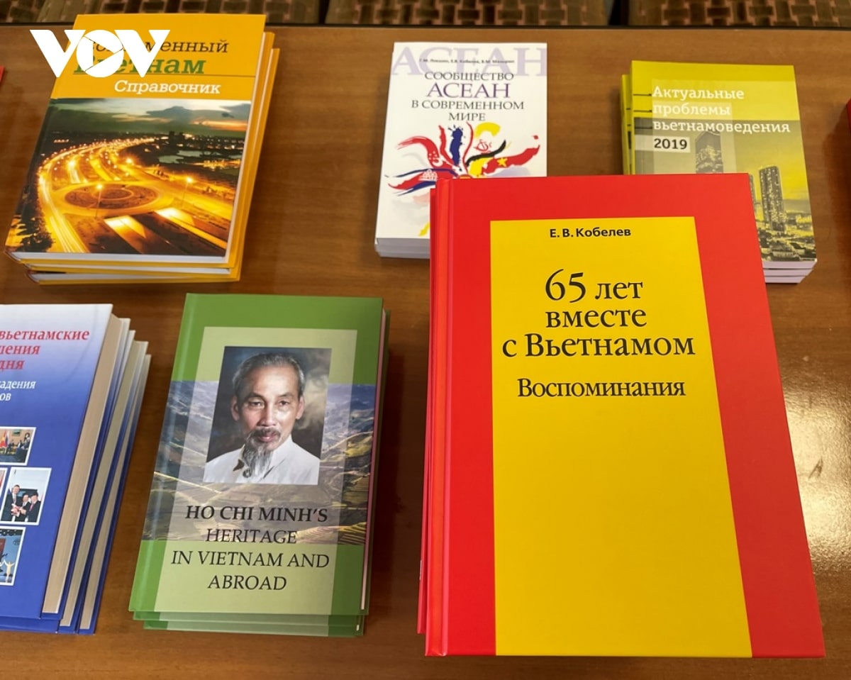 Cuốn sách "Ký ức 65 năm cùng Việt Nam"