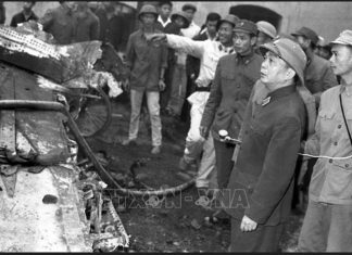 Đại tướng Võ Nguyên Giáp thị sát xác máy bay B-52 bị quân và dân ta bắn rơi tại làng Ngọc Hà (Hà Nội), cuối tháng 12-1972.