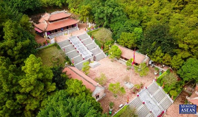 Đền thờ Chu Văn An tọa lạc trên núi Phượng Hoàng (phường Văn An, thành phố Chí Linh, tỉnh Hải Dương).