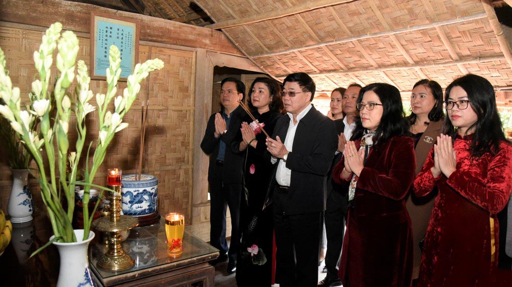 Đồng chí Nguyễn Văn Thông - Phó Bí thư Thường trực Tỉnh ủy cùng các đại biểu dâng hương tại Nhà Lưu niệm cụ Phan Bội Châu.