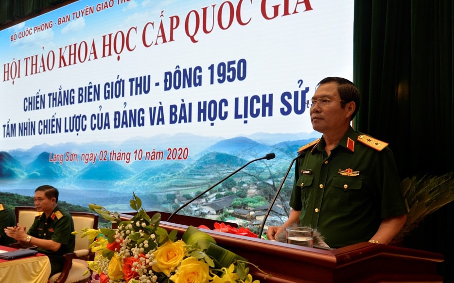 Đồng chí Trung tướng Nguyễn Tân Cương, Ủy viên Trung ương Đảng, Ủy viên Quân ủy Trung ương, Thứ trưởng Bộ Quốc phòng phát biểu tại Hội thảo