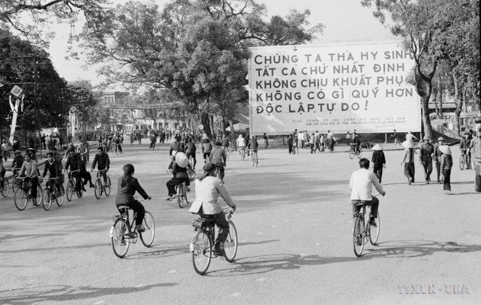 Đường phố Hà Nội trong những ngày giặc Mỹ đánh phá ác liệt cuối tháng 12/1972.