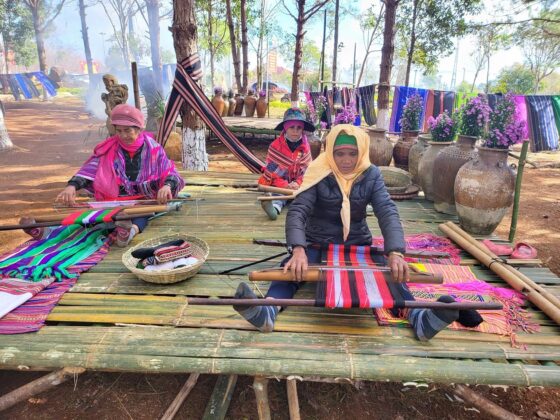 Độc đ&aacute;o trang phục truyền thống nơi đ&acirc;y.