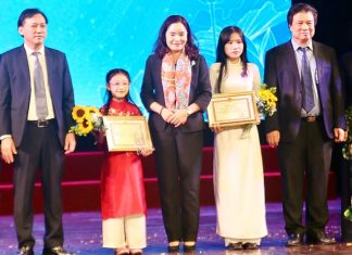 Hai thí sinh xuất sắc nhận danh hiệu Đại sứ văn hóa đọc tiêu biểu năm 2022.